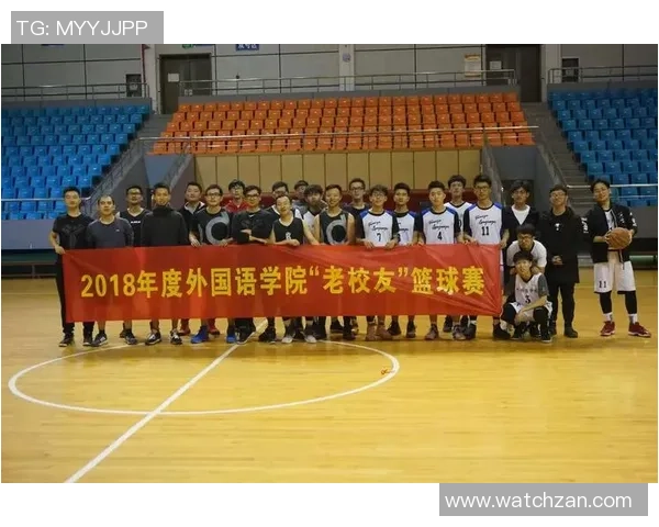 在篮球场上与老人共舞青春岁月的回忆与激情